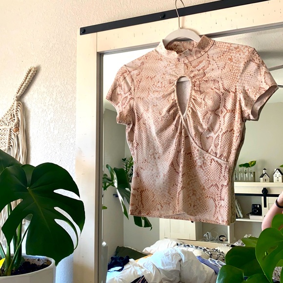 Guess Snake Skin Key Hole top - Picture 1 of 3